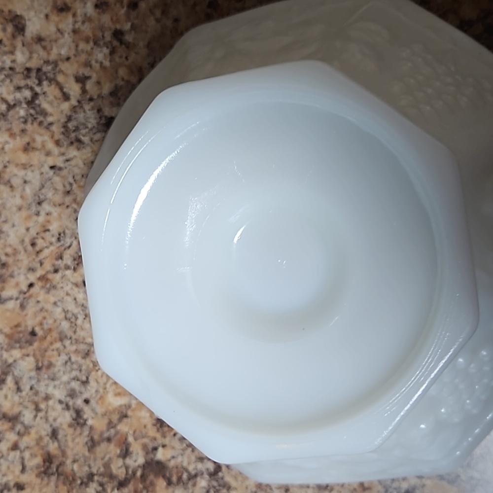 Vintage Anchor Hocking milk glass fruit bowl - Picture 3 of 3